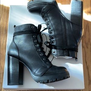 Almost Brand New! Laurie Bootie sz 7.5 Bl Leather